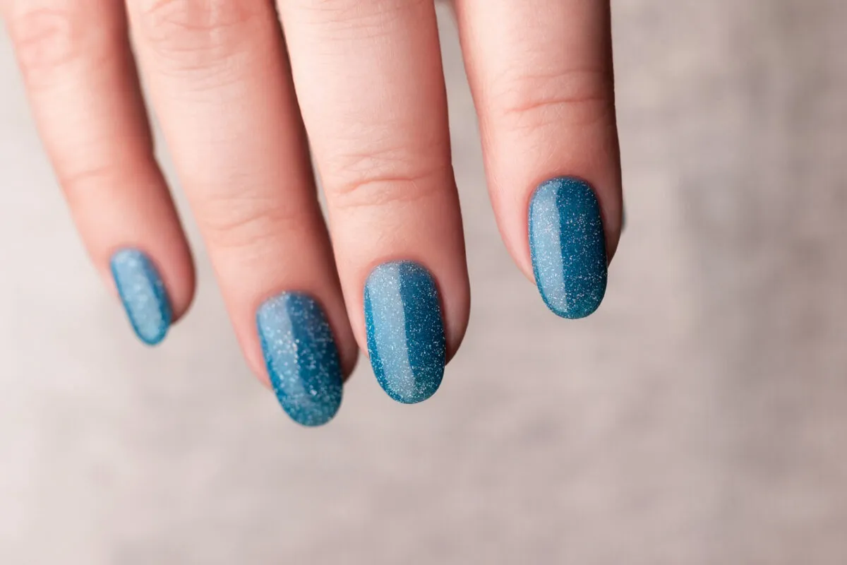 Zdjęcie Co oznacza niebieski kolor paznokci – symbolika, trendy i stylizacje