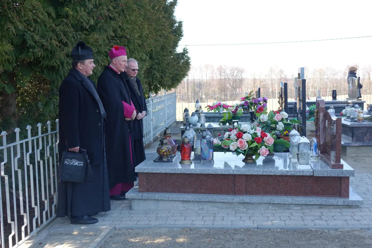Zdjęcie Jakie modlitwy odmawiać na cmentarzu? Praktyczne wskazówki i znaczenie modlitwy za zmarłych