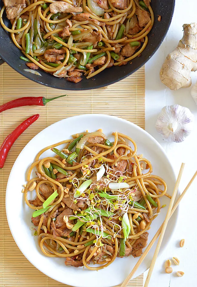 Zdjęcie Zamienniki makaronu chow mein, które uratują Twoje dania