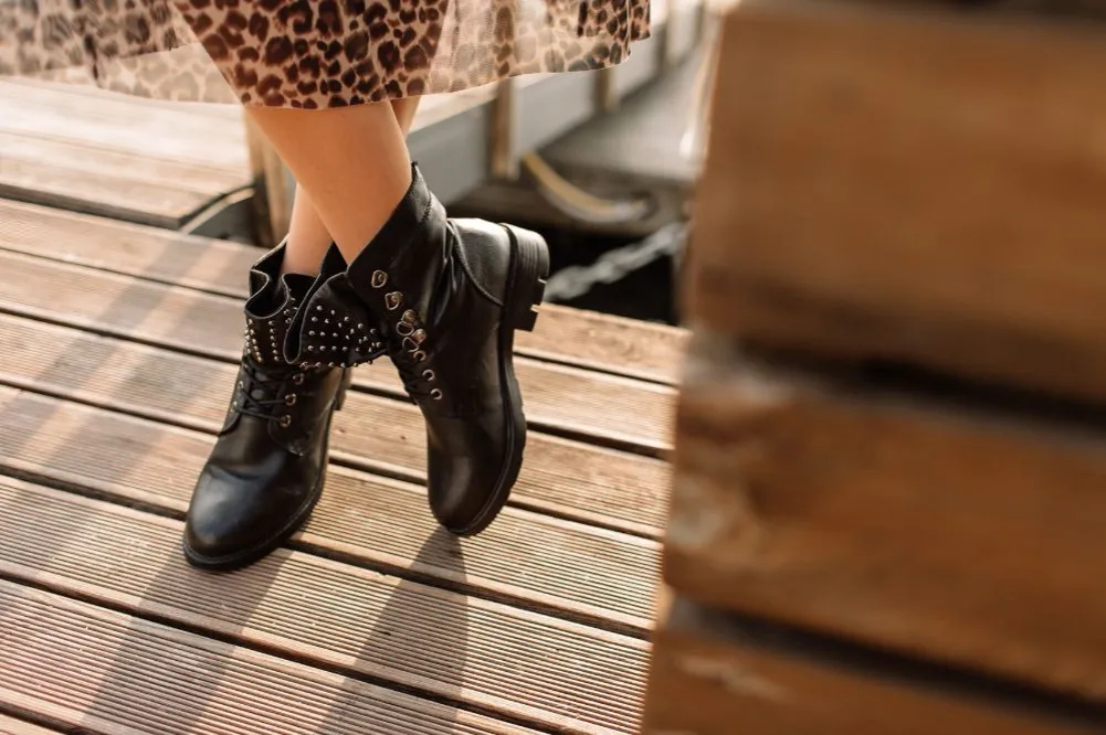 Zdjęcie Stylizacja workery: jak stworzyć modne i wygodne outfity na każdą okazję