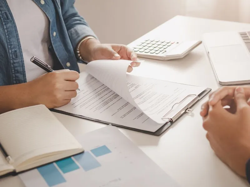 Zdjęcie Umowa o pracę: stawka godzinowa czy miesięczna - co wybrać?