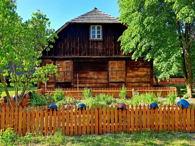Zdjęcie Skansen budownictwa puszczańskiego: odkryj fascynującą historię i atrakcje