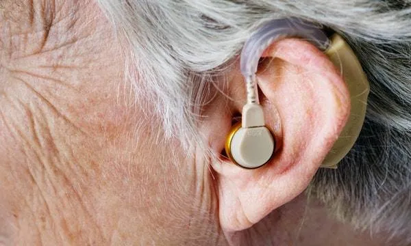Zdjęcie Ile kosztuje aparat słuchowy dla seniora? Ceny i dofinansowania, które warto znać