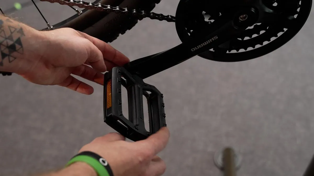 Zdjęcie Jak odkręcić pedały w rowerze? Poradnik krok po kroku bez uszkodzeń.