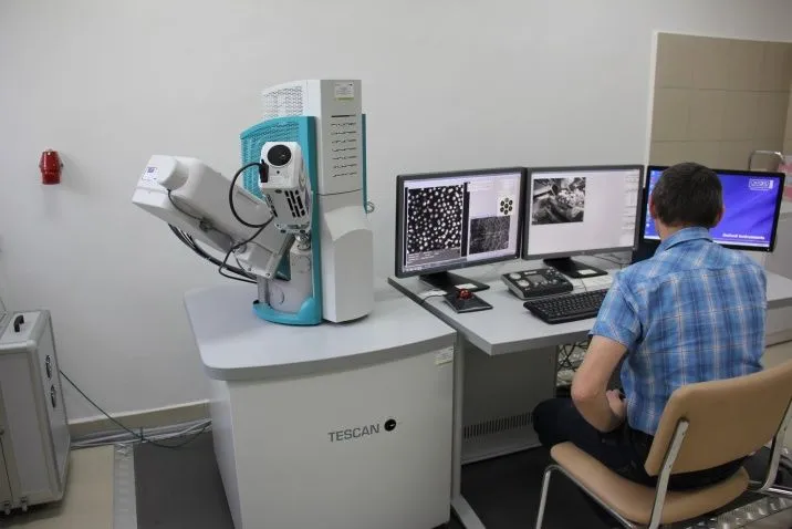 Zdjęcie Co to jest SEM w chemii? Definicja, zastosowania i przykłady mikroskopii elektronowej
