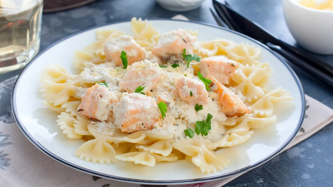 Zdjęcie Szybki przepis na penne z łososiem w sosie śmietanowym w 20 minut