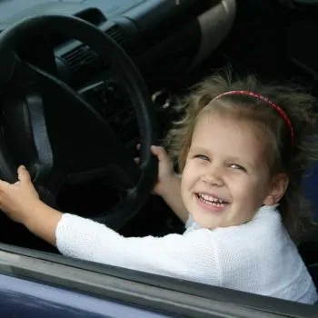 Zdjęcie Od kiedy dziecko z przodu w aucie? Zasady bezpieczeństwa