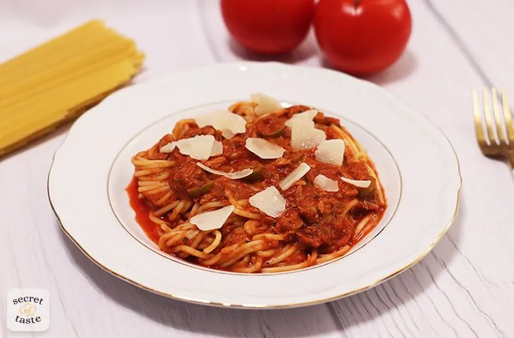 Zdjęcie Szybkie spaghetti z tuńczykiem i oliwkami – pyszny obiad w 30 minut