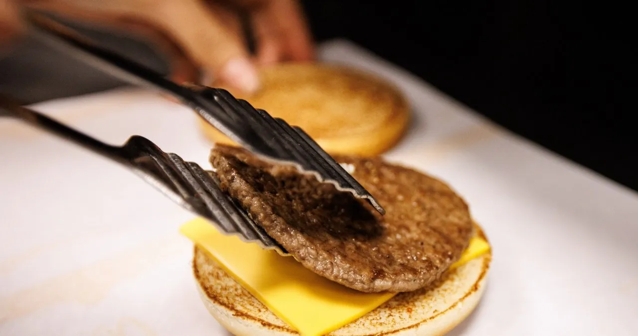 Zdjęcie Ile zarabia pracownik KFC? Zaskakujące fakty o wynagrodzeniach