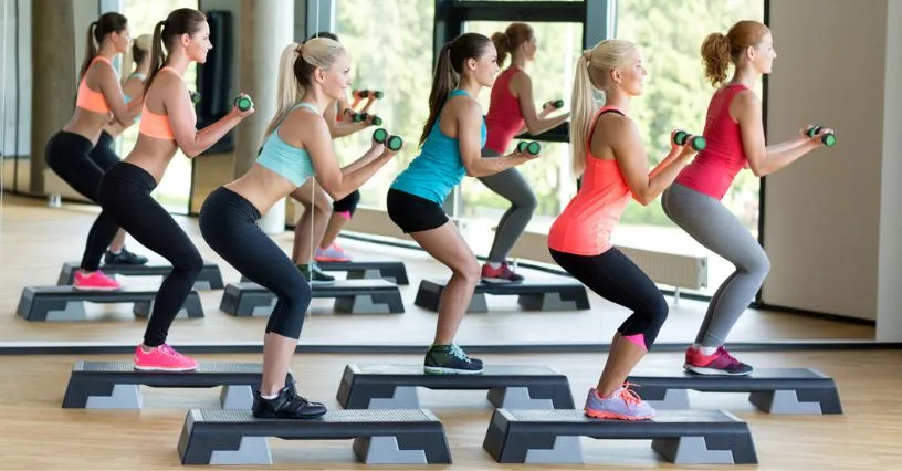 różne rodzaje aerobiku w klubie fitness