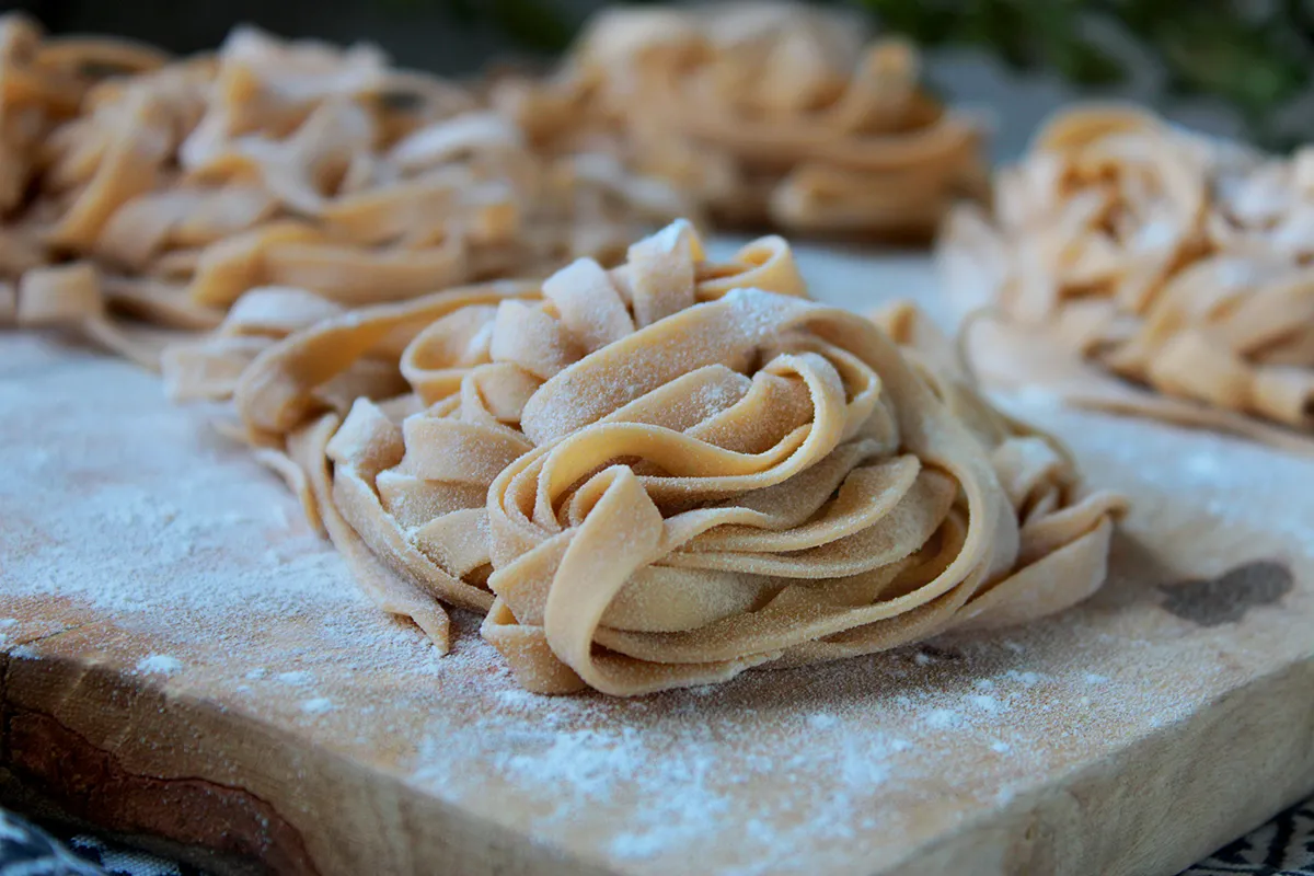 domowy makaron suszący się