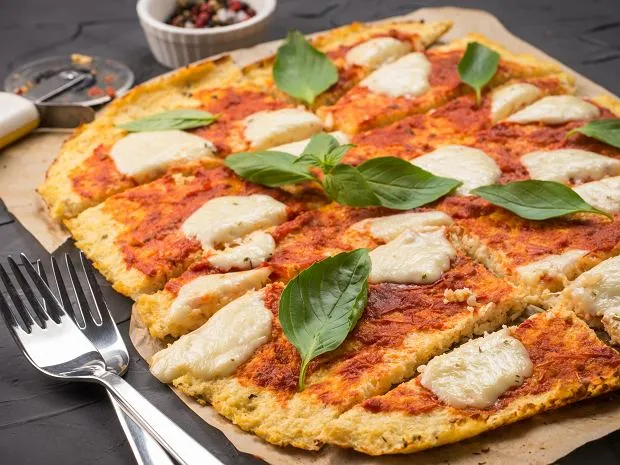 Pizza na spodzie z kalafiora, cukinii, twarogu