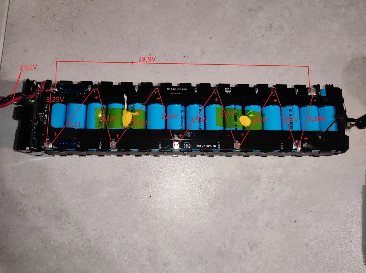 Akumulator do hulajnogi elektrycznej z widocznymi napięciami poszczególnych ogniw i całego pakietu.