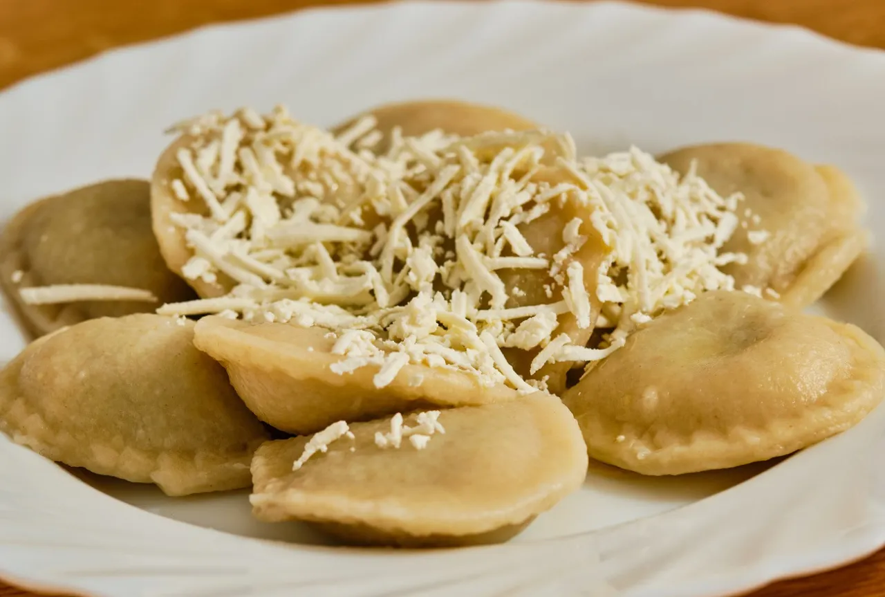 pierogi z bryndzą i oscypkiem podanie