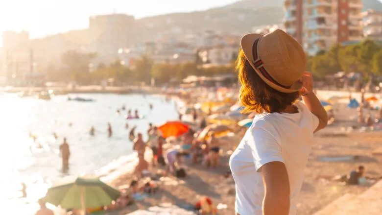 słoneczna pusta plaża we wrześniu w Europie