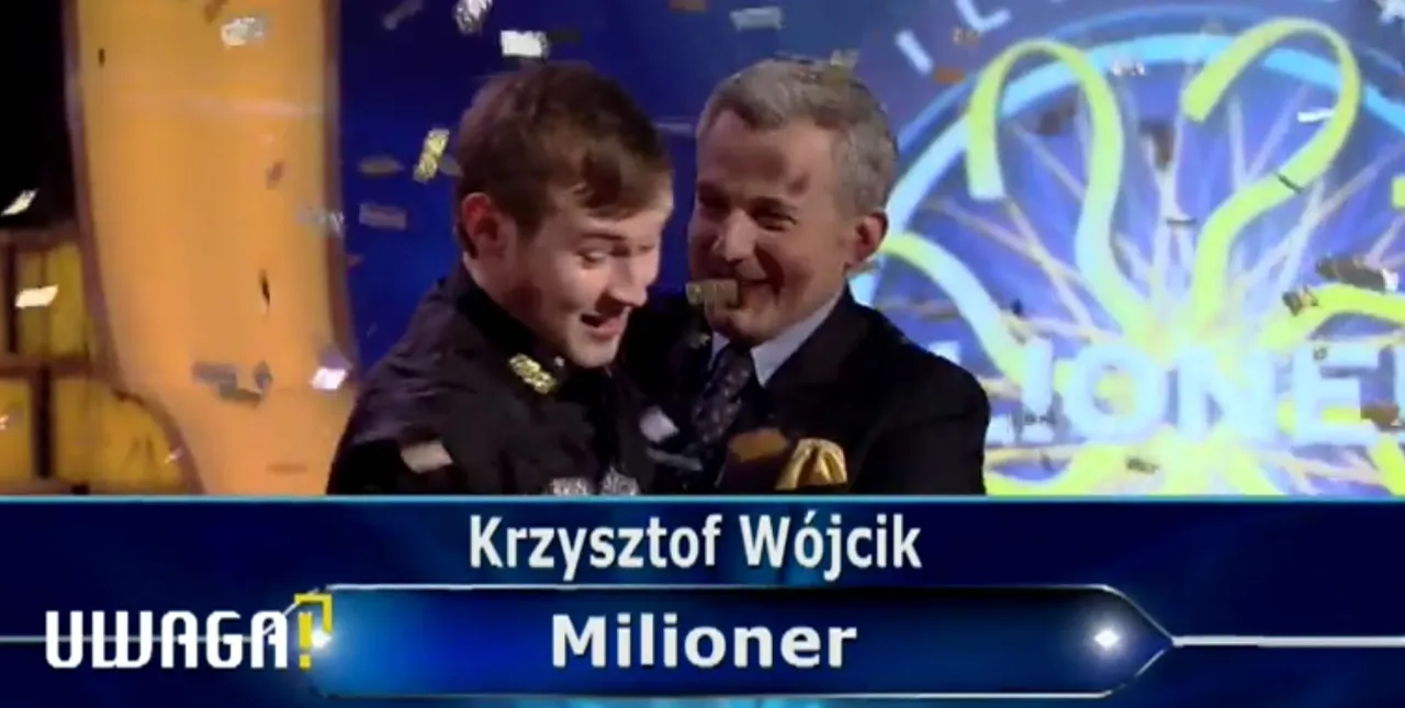 Krzysztof W&oacute;jcik, milioner, świętuje wygraną w Milionerach. W tle widać logo programu i konfetti.