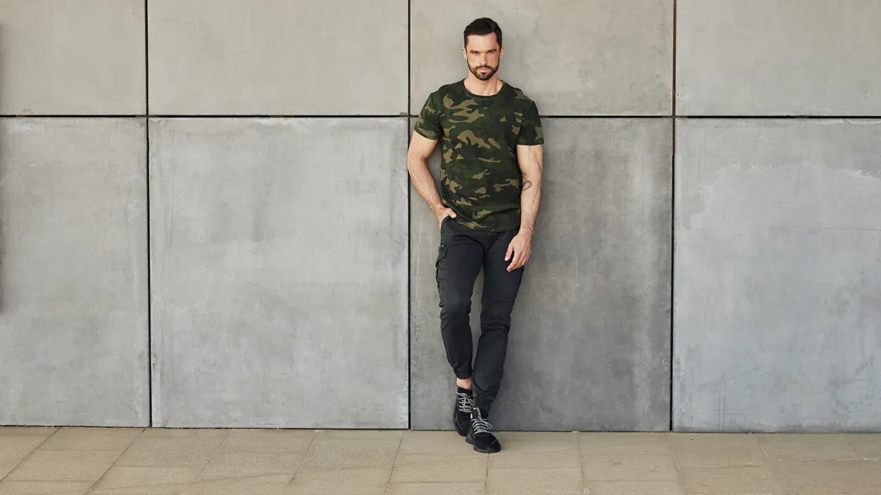 Stylizacje z T-shirtem wpuszczonym w spodnie i na wierzchu