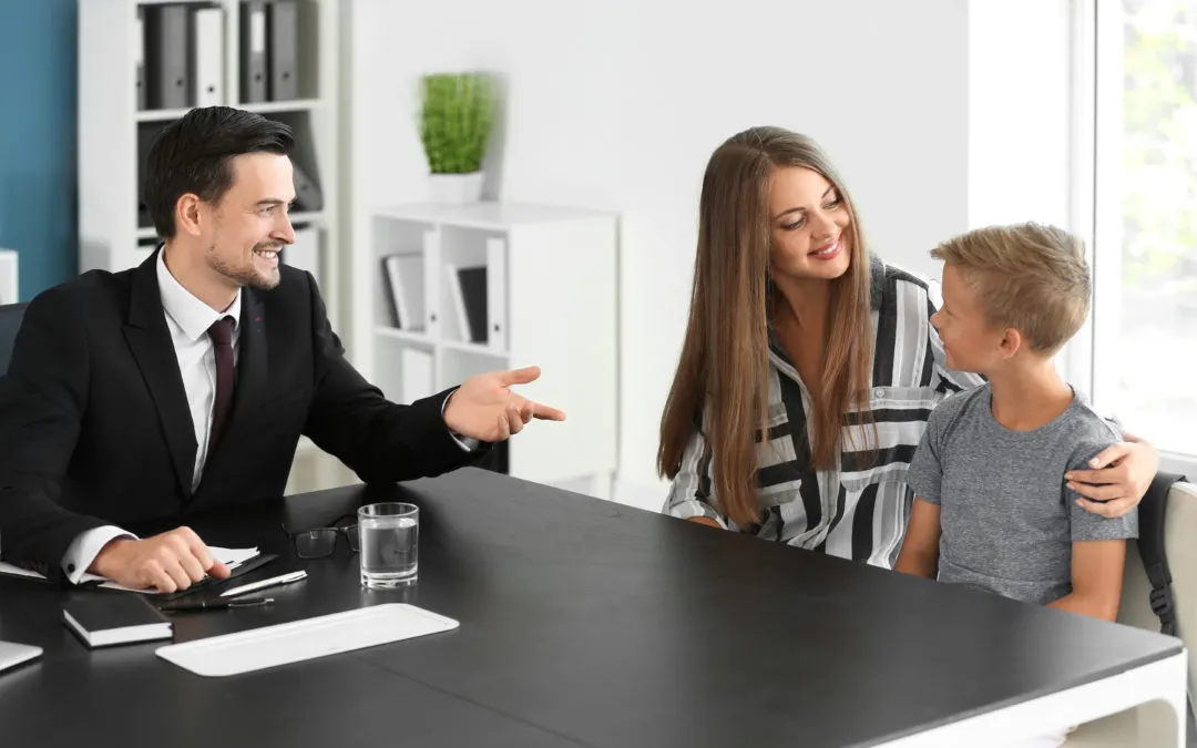 nauczyciel rozmawia z uczniem rodzice