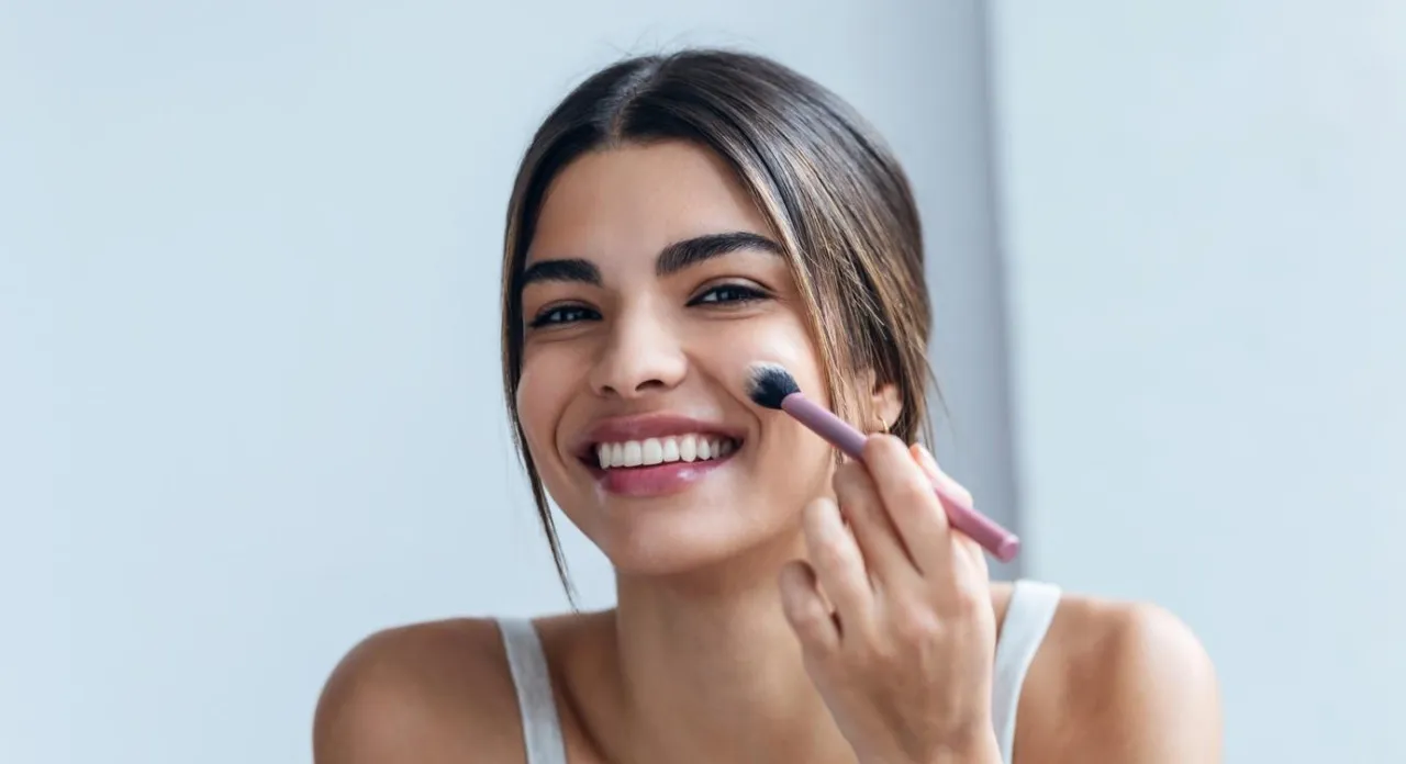 kobieta z naturalnym makijażem kremem BB