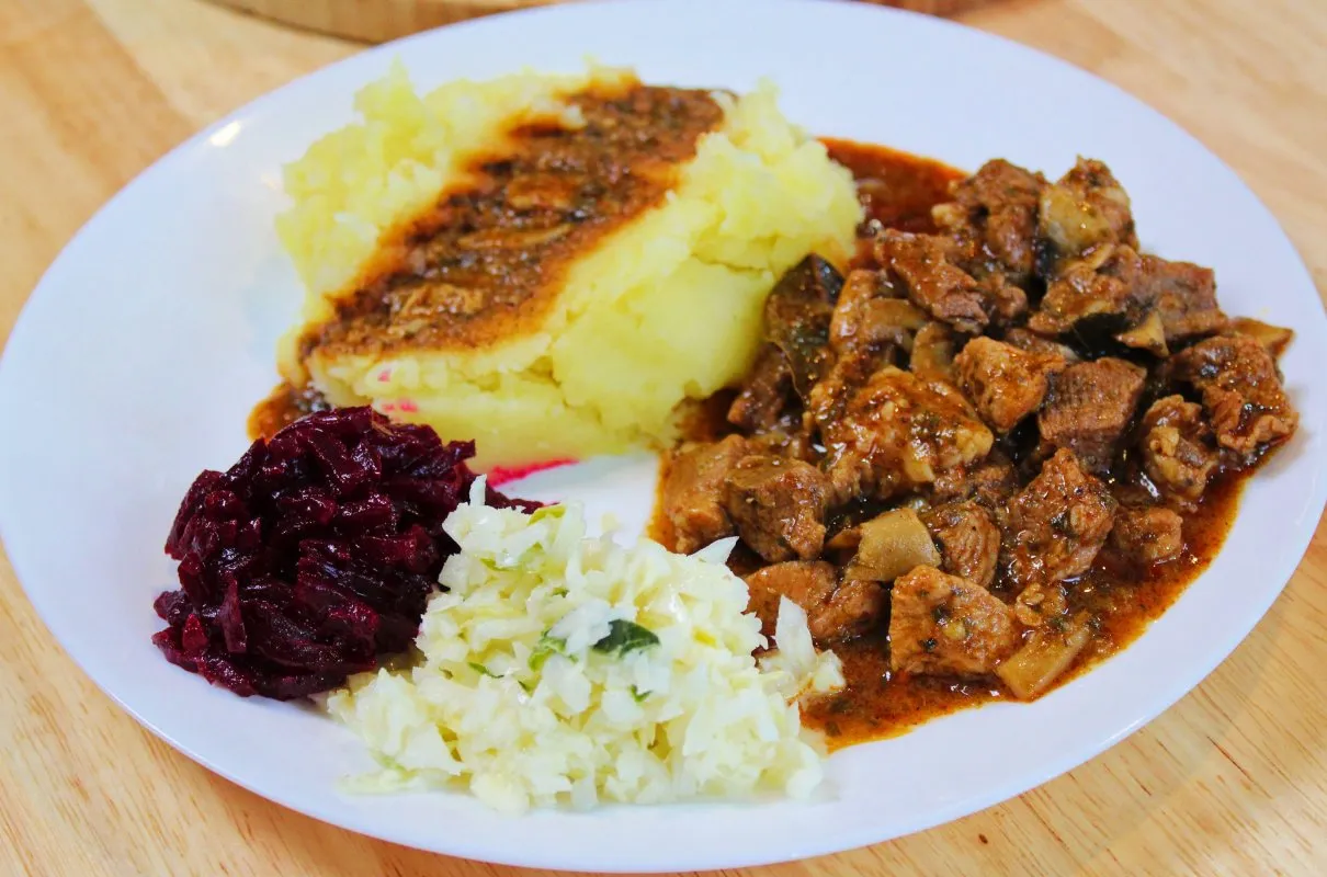 gulasz z łopatki wieprzowej etapy przygotowania