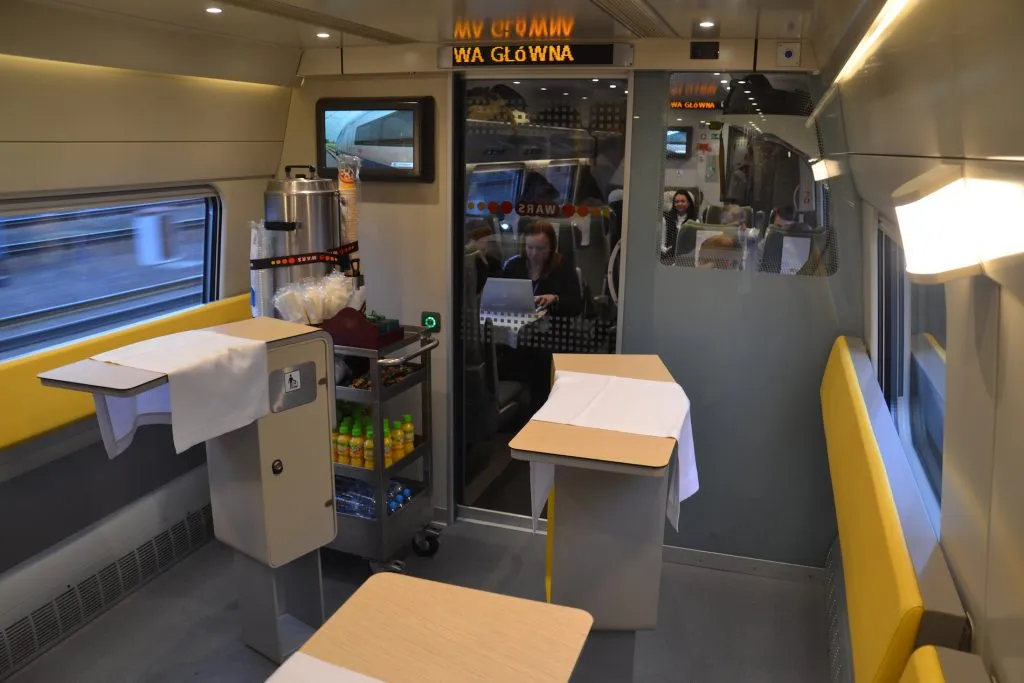 W&oacute;zek mini-bar w pociągu, poczęstunek w Pendolino