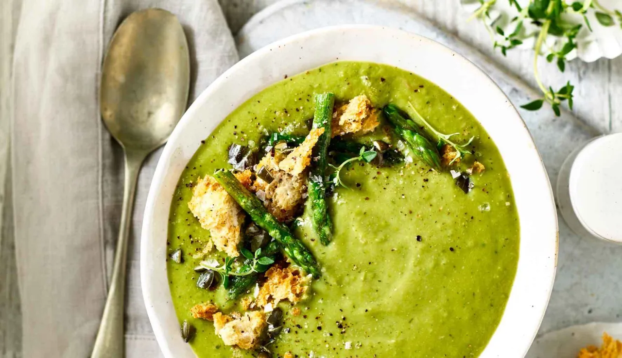 Minestra di asparagi cremosa e vellutata