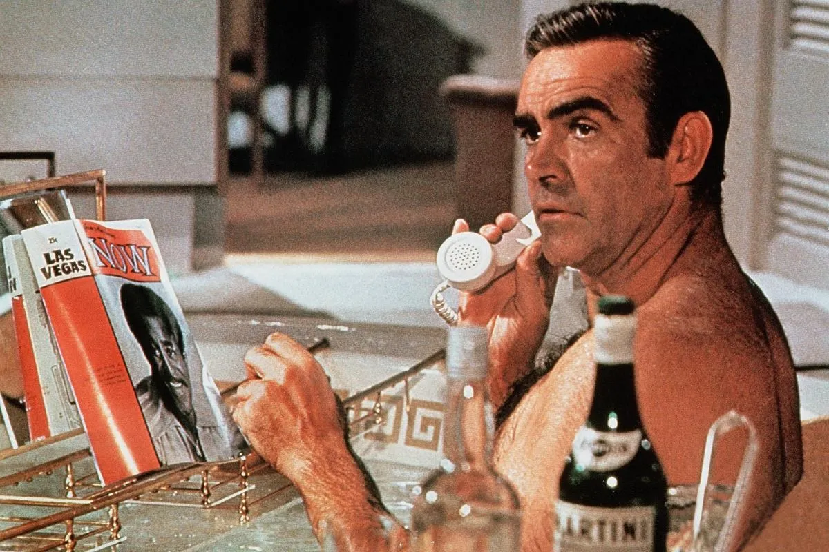 Sean Connery w wannie, rozmawiający przez telefon, z butelką Martini w pobliżu. Czy woli wstrząśnięte czy zmieszane?