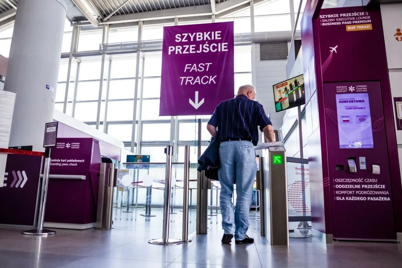 Szybkie przejście na lotnisku Chopina. Mężczyzna przechodzi przez bramkę Fast Track.