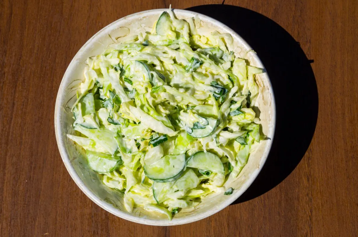 świeża sałata lodowa sur&oacute;wka r&oacute;żnorodne składniki