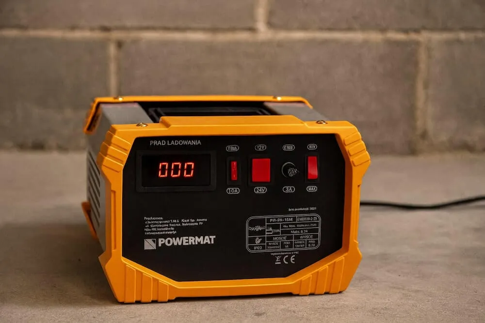 rodzaje prostownik&oacute;w samochodowych z funkcją rozruchu