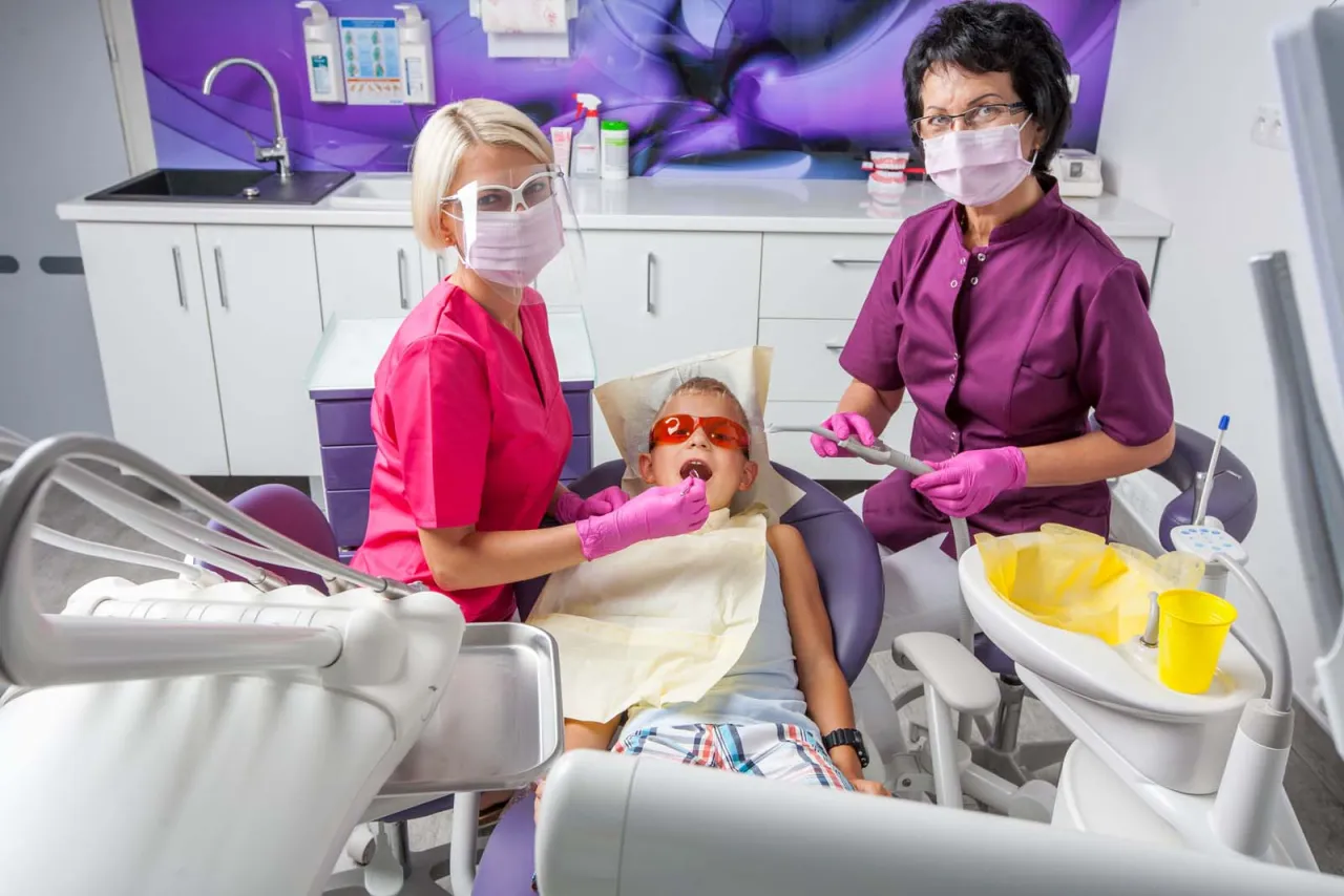 dentysta w gabinecie