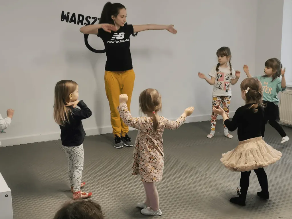 dzieci na zajęciach tanecznych różne style