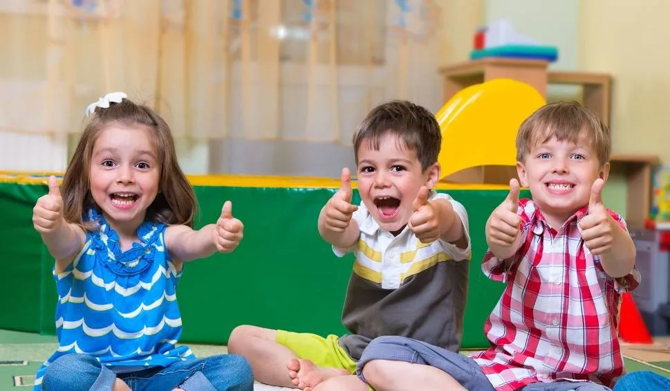 szczęśliwe dziecko w przedszkolu