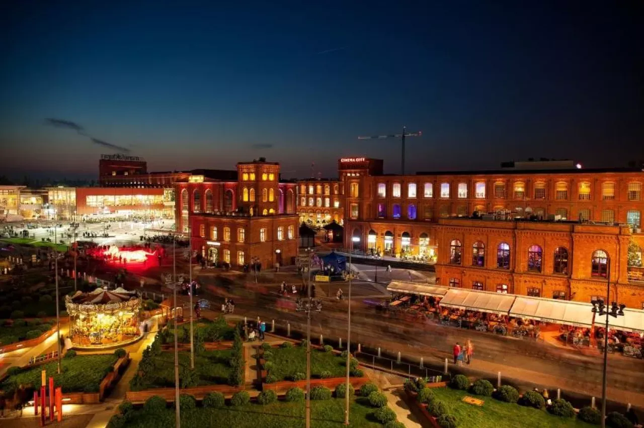 Ł&oacute;dź Manufaktura wieczorem