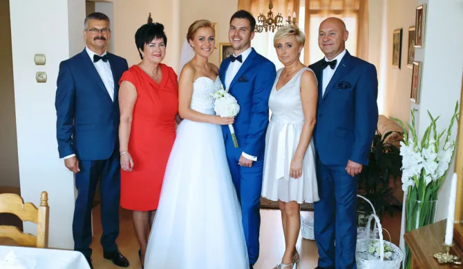 Para młoda rozmawia z rodzicami o weselu