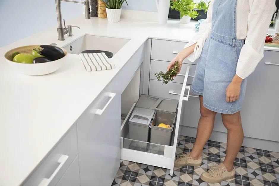 kuchnia szafki nóżki przed cokołem