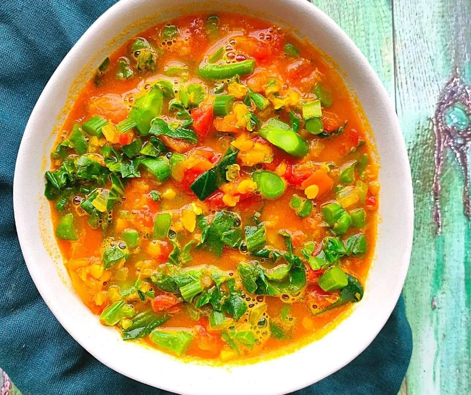 Zupa z soczewicy z warzywami w garnku