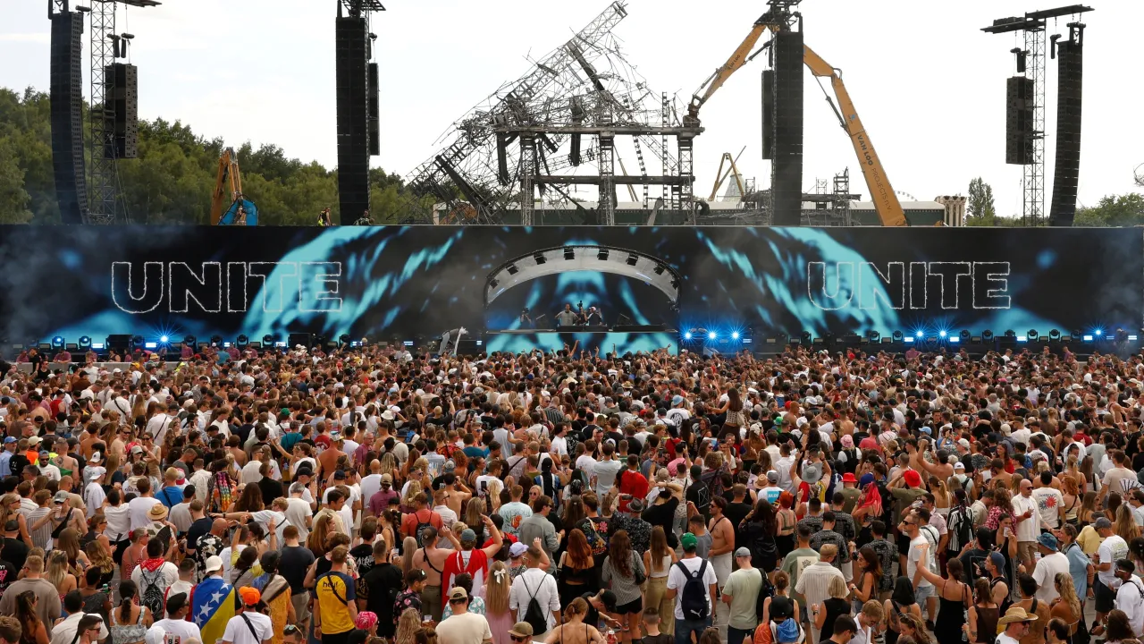 Tomorrowland main stage crowd