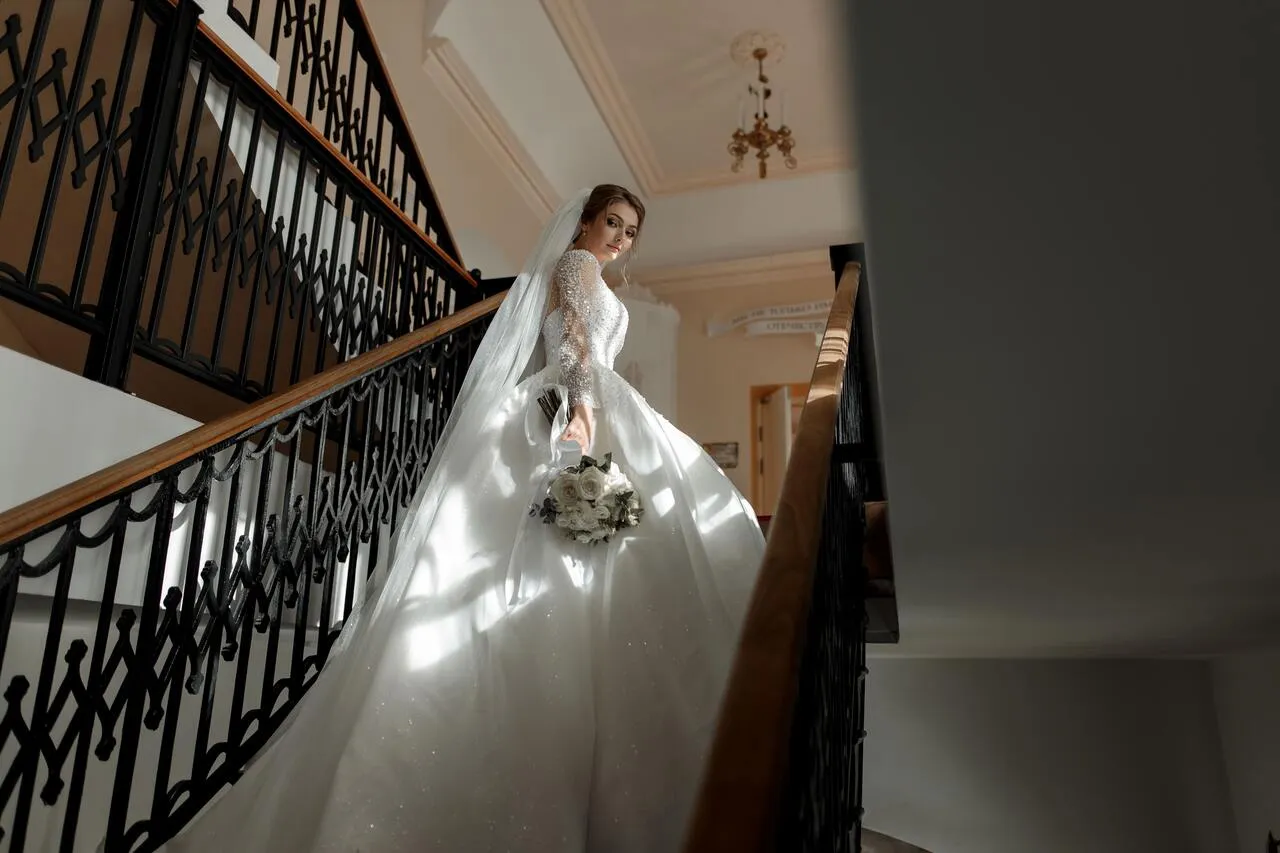 r&oacute;żne materiały na suknie ślubne por&oacute;wnanie faktur