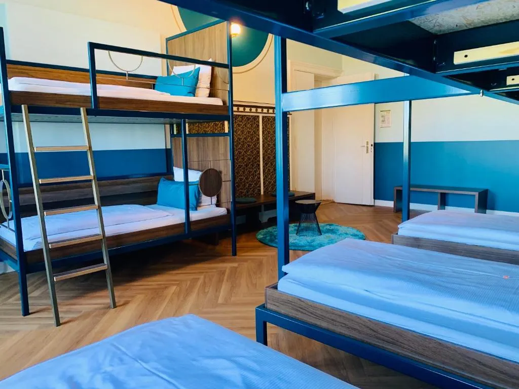 wnętrze hostelu, pok&oacute;j wieloosobowy i strefa wsp&oacute;lna