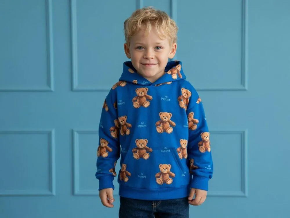 Chłopiec w bluzie z misiem, różne fasony