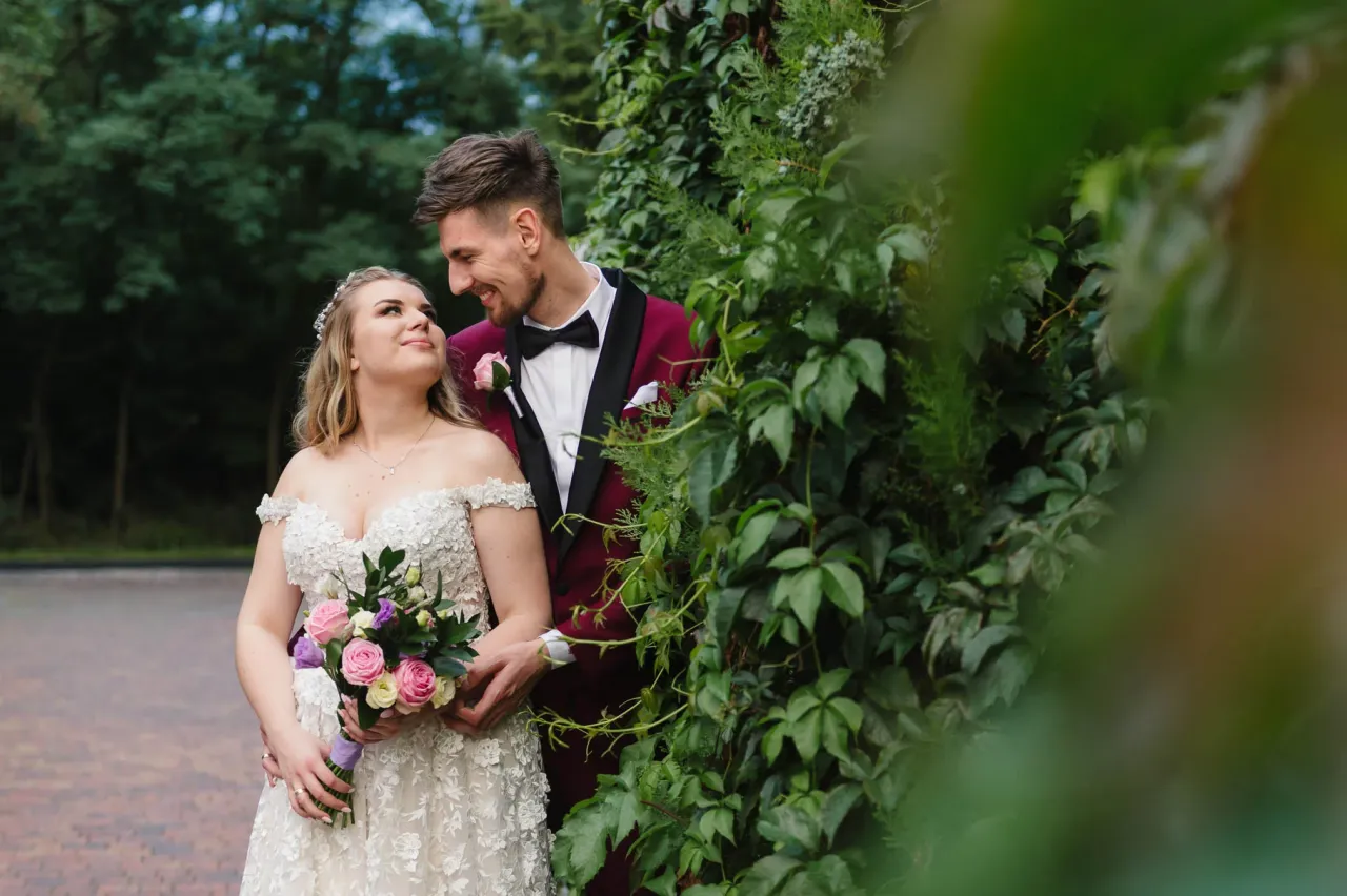 Para młoda rozmawiająca z fotografem, trzymająca listę pytań