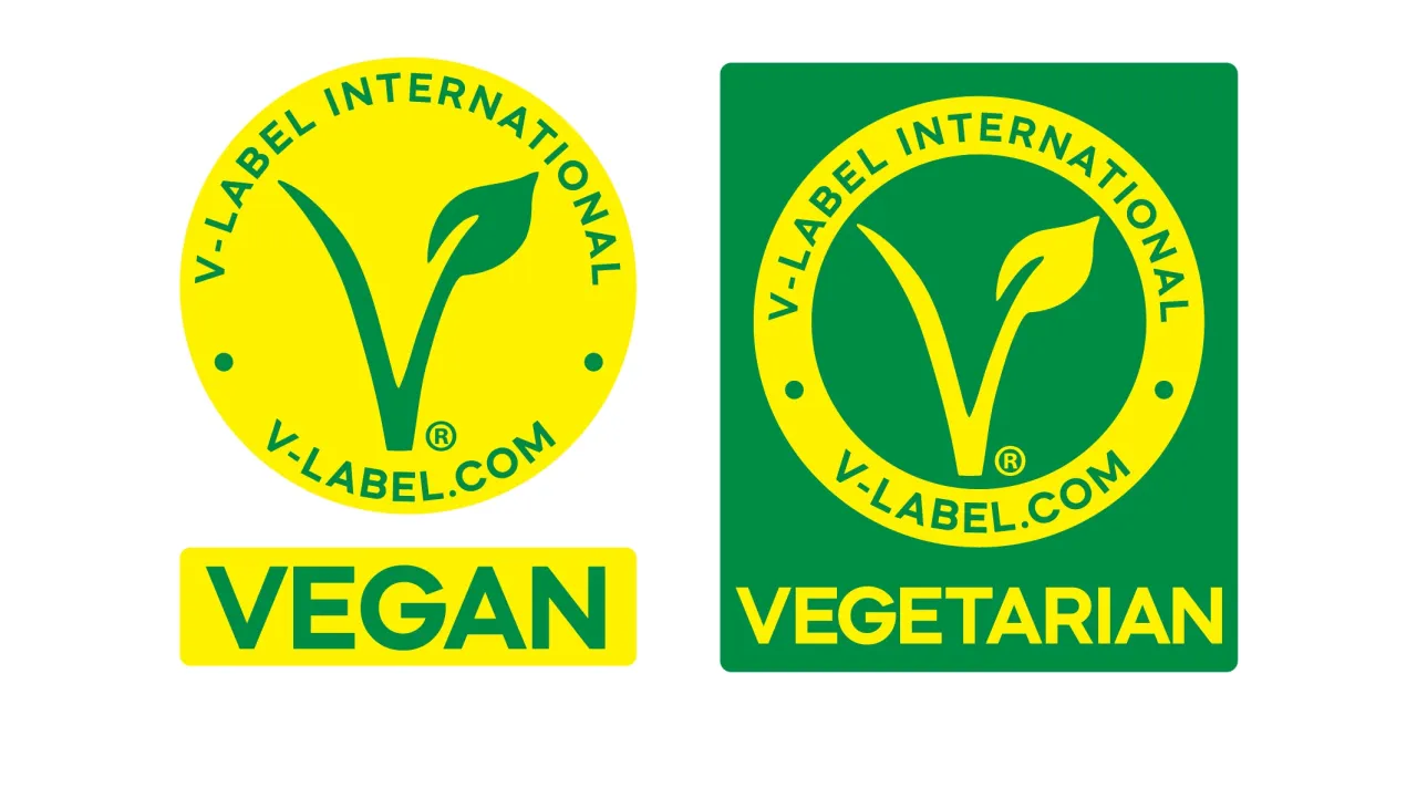 Dwa certyfikaty V-Label. Jeden ż&oacute;łty z napisem VEGAN, drugi zielony z napisem VEGETARIAN. Sprawdź, czy piwo jest wegańskie.