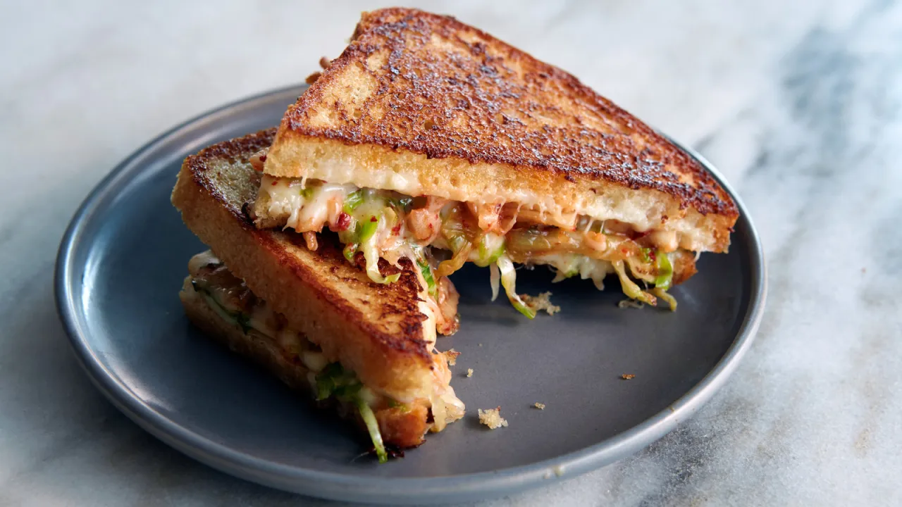 Kimchi grilled cheese, pierogi z kimchi, burger z kimchi