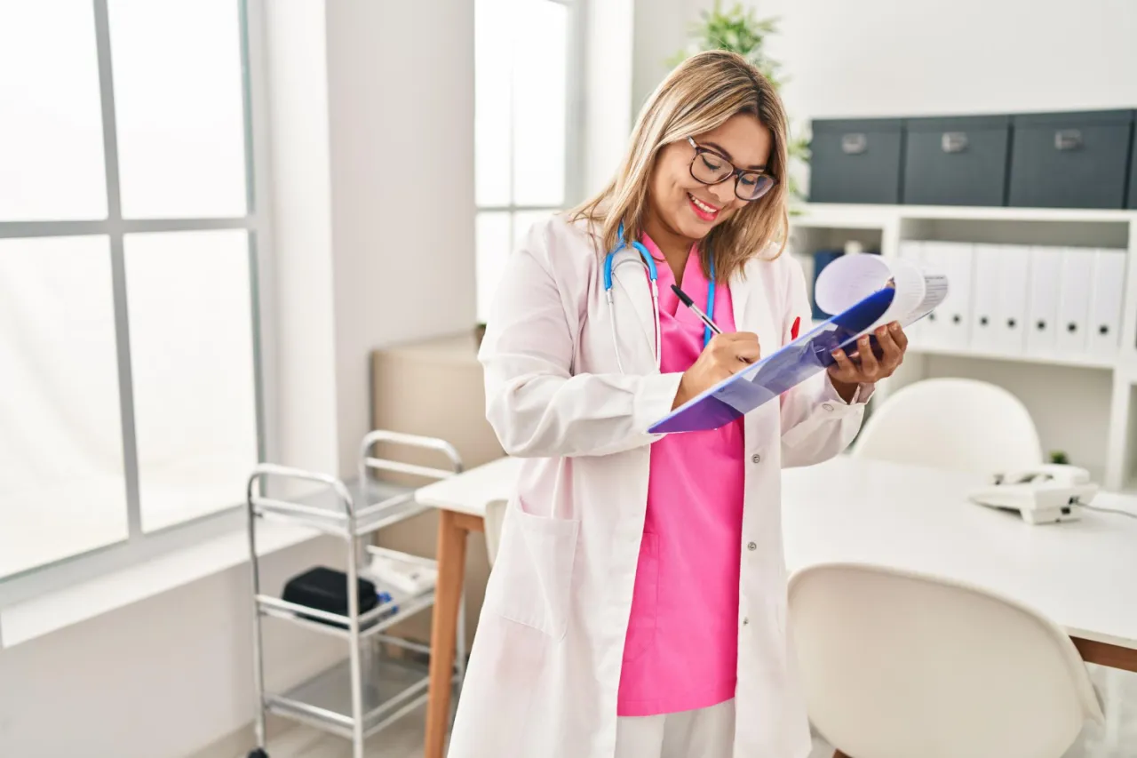 Lekarka w gabinecie notuje coś na kartce. Czy alprox jest bezpieczny i czy to psychotrop? Zapytaj lekarza.