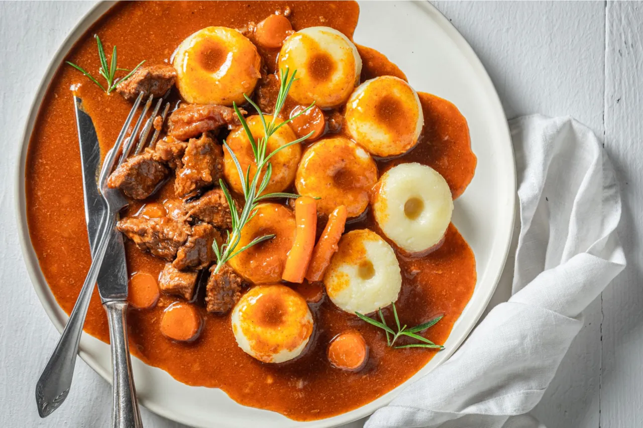 Gulasz z wołowiny z kluskami śląskimi i marchewką. Idealny sposób, jak gotować zamrożone kluski śląskie, by były pyszne.