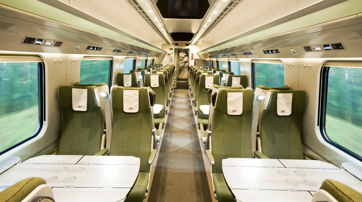 PKP Intercity pierwsza klasa vs druga klasa porównanie wnętrza