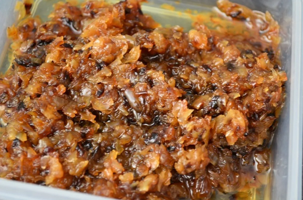 Karmelizacja cebuli i mięsa na sos