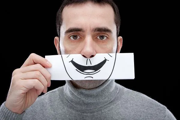 osoba ukrywająca smutek za uśmiechem