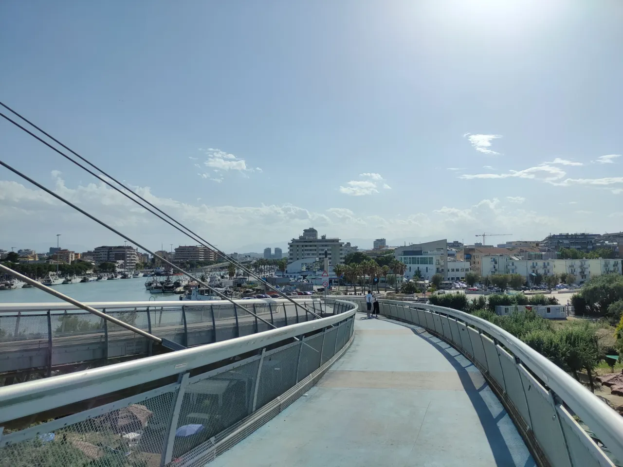 Spacer po nowoczesnym moście w Pescara, z widokiem na port i miasto. Idealne miejsce, by zobaczyć, co zobaczyć w Pescara.